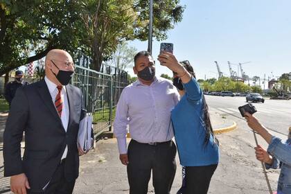 Chocobar al llegar a comodoro Py junto a su abogado, gente se manifiesta en la puerta de los tribunales para apoyar al policía