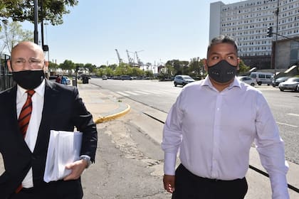 Luis Chocobar (a la derecha) y su abogado Fernando Soto el primer día del juicio