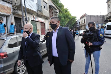 Fernando Soto y Luis Chocobar durante la inspección judicial en La Boca, el lugar de los hechos