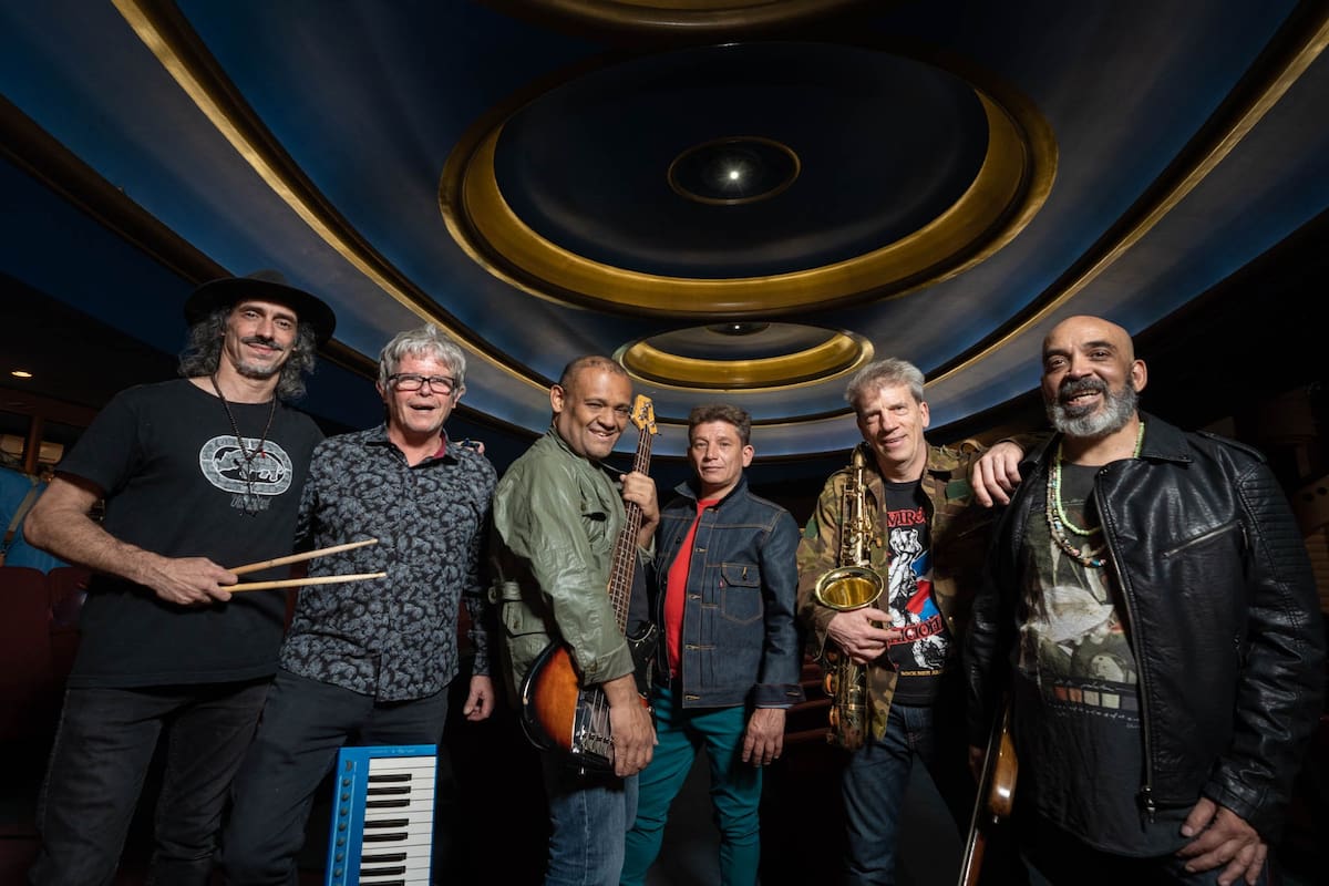 Chocolate Fogo (el tercero de izquierda a derecha), con Gato Azul, hijo de Miguel Abuelo y con los integrantes de la formación de Los Abuelos de la Nada que iba a debutar este año