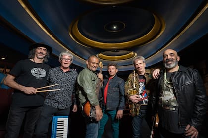 Chocolate Fogo (el tercero de izquierda a derecha), con Gato Azul, hijo de Miguel Abuelo y con los integrantes de la formación de Los Abuelos de la Nada que iba a debutar este año