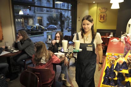 CHOCOLATERIAS, QUE TAMBIEN SIRVEN CAFE:
FELFORT
AMALFI
HAVANNA
BALCARCE
RAPA NUI
LA ABUELA GOYE
30-05-2012
ALFIERI MAURO