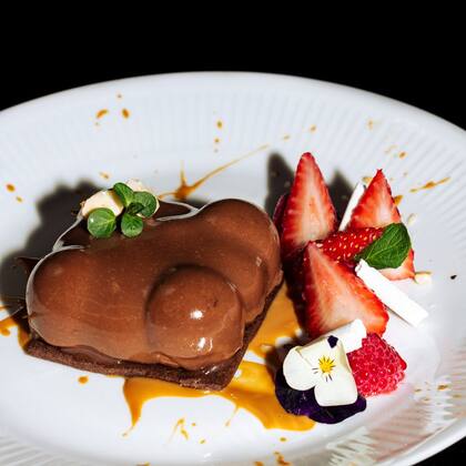 Chocolates y frutillas para el postre