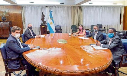 Chodos y Guzmán, frente a Kozack, Cubeddu y Alleyne, en el Palacio de Hacienda
