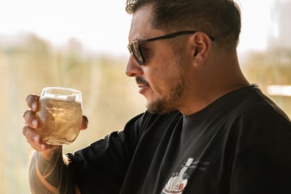 Chola es un fernet de altura, elaborado con más de 40 hierbas y de color amarillo dorado