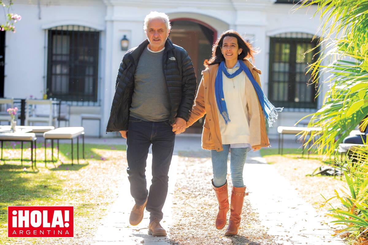 Cholo junto a Silvana, quien también es licenciada de Ciencias de la Educación y estudia galés. "Yo me veo en el espejo y me sigo viendo como si fuera un pibe de veinte años, me siento así y siempre viví así. Y Silvana acá es la señora mayor (se ríe). Ella ha leído mucho y autores que no son de su generación. Sabe de poetas, de Borges y de radio mucho más que yo", revela.