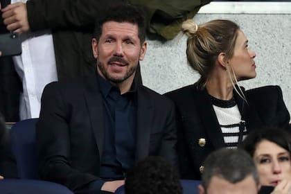 Cholo Simeone, acompañado por su mujer, en el Bernabéu