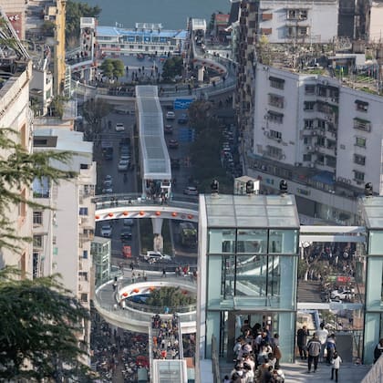 Chongqing suele describirse como una “ciudad 8D”, donde calles, edificios y sistemas de transporte se solapan a diferentes alturas