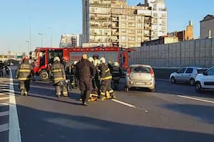 Un hombre sufrió un infarto mientras manejaba en la AU 25 de Mayo y chocó contra el muro de contención
