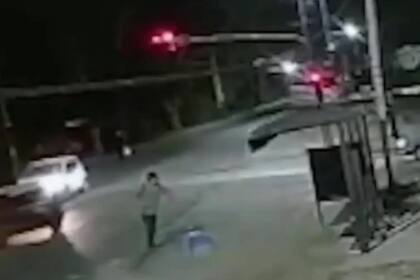 Choque con suerte en La Plata cuando una moto atropelló a un hombre