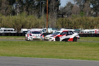 El toque de Barrichello a Hernán Palazzo que derivó en la exclusión al paulista en la carrera clasificatoria de la segunda fecha del Súper TC2000; "aprendí mucho más en dos carreras que en todas las prácticas", concluyó.