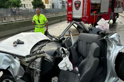 Choque de dos camiones y un auto en autopista Cámpora