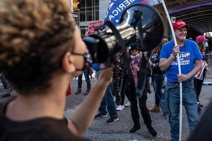 Choque de protestas en Filadelfia, Pensilvania, donde se espera el recuento de uno de los estados que podrían definir la contienda electoral