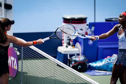 Choque de raquetas para evitar riesgos entre la griega Maria Sakkari y la norteamericana Coco Gauff