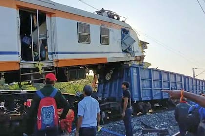 Choque de trenes deja al menos 7 muertos en el centro de India