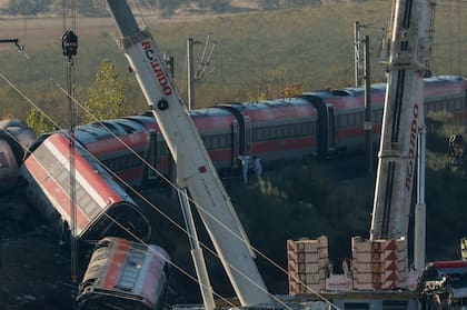 Choque de trenes en España: los equipos de rescate registran los vagones en busca de sobrevivientes.