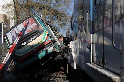 Choque de trenes y un colectivo en Flores
