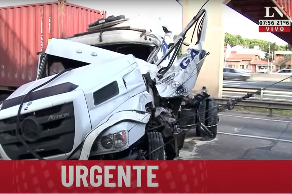 Choque de un camión en la General Paz