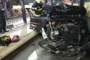 Fuerte choque entre un colectivo de la línea 111 y un auto en pleno Palermo
