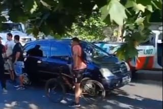 Viajaba en moto, chocó contra un camión de carga en Barracas y murió