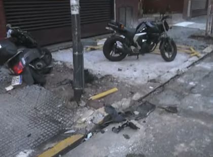 Choque en Villa Crespo. Así quedaron las motos.