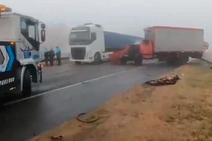 Caos de tránsito por la niebla: cuatro camiones chocaron en la autopista Ezeiza-Cañuelas y otro siniestro similar ocurrió en la Panamericana