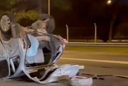 Choque entre dos autos en Panamericana, altura Camino Real