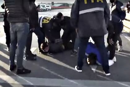 Choque entre manifestantes y la policía en el Puente Pueyrredón