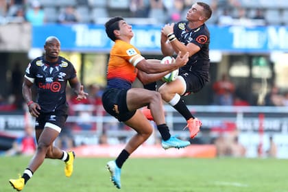 Choque entre Santiago Carreras y Curwin Bosch; los Jaguares tuvieron una discreta actuación en Durban