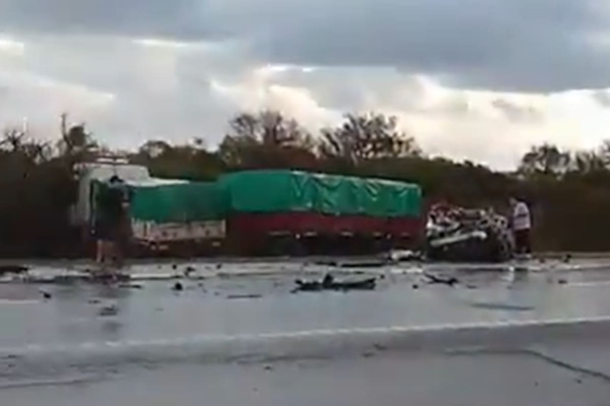 Choque entre un auto y un camión