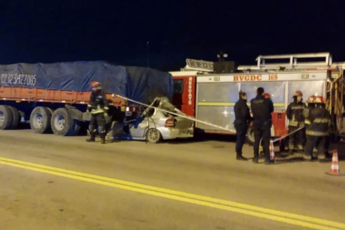 Choque entre un auto y un camión en la ruta 3