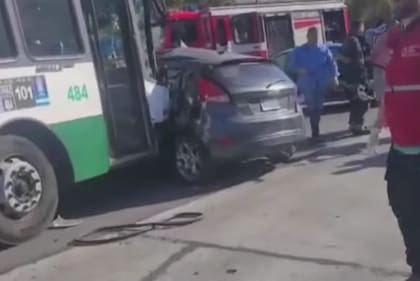 Choque entre un auto y un colectivo en avenida Chiclana al 4000