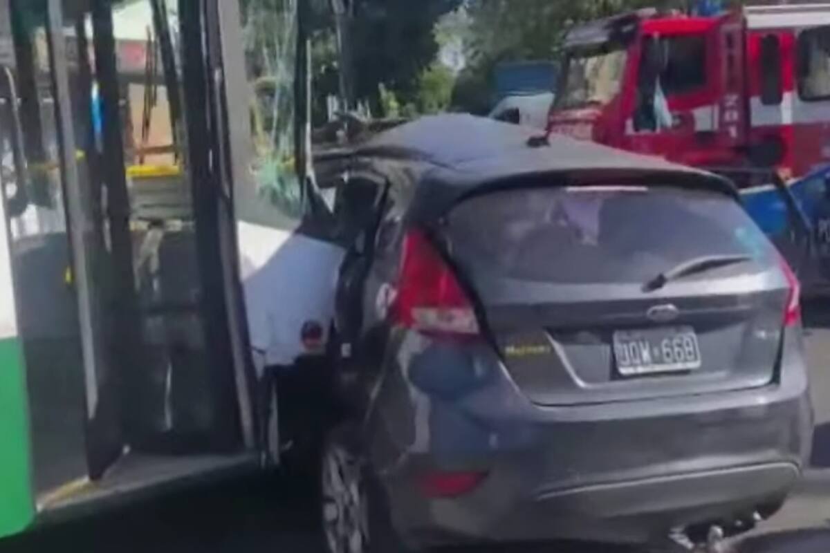 Choque entre un auto y un colectivo en avenida Chiclana al 4000