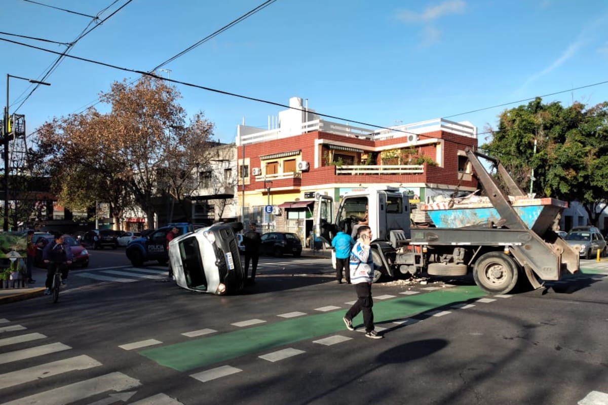 Choque entre un camión volquetero y una camioneta utilitaria en la avenida Varela y Primera Junta, Flores sur