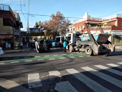 Choque entre un camión volquetero y una camioneta utilitaria en la avenida Varela y Primera Junta, Flores sur