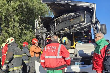 Brutal choque entre un colectivo y un camión en la General Paz: hay seis heridos graves - Image 3