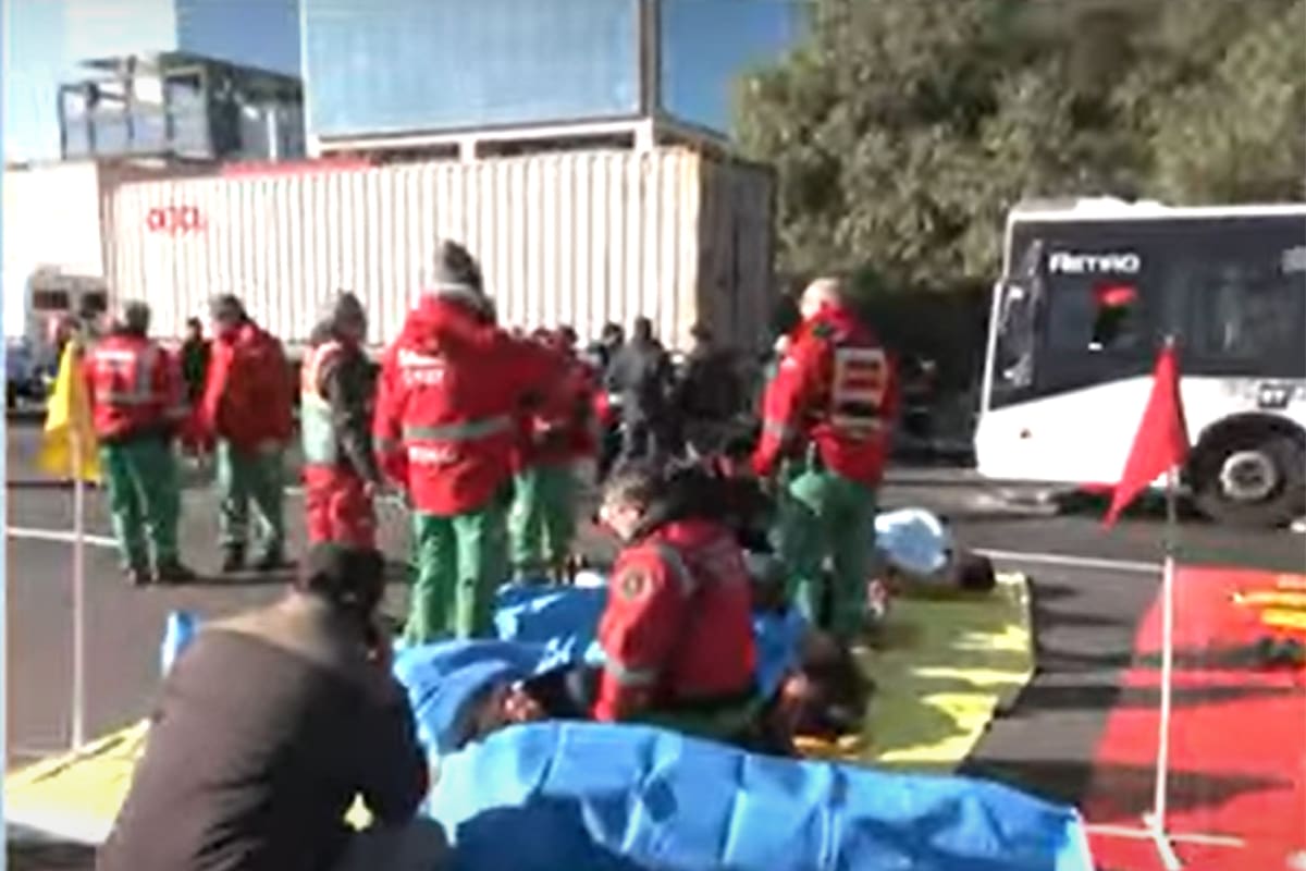 Choque entre un colectivo y un camión en Gral. Paz y Goyeneche