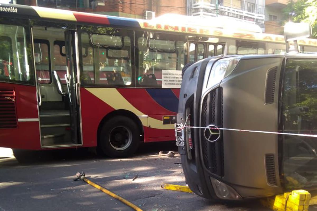 Choque entre un colectivo y una camioneta en Colombres y Quito en el barrio de Almagro