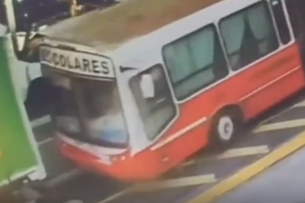 Choque entre un micro escolar y un camión.