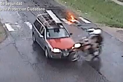 Choque entre una moto y un auto en Tigre