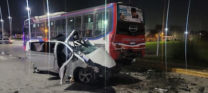 Choque fatal entre un auto y un colectivo