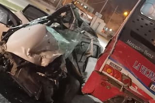 Dos adolescentes iban en un auto a toda velocidad y se incrustaron contra un colectivo