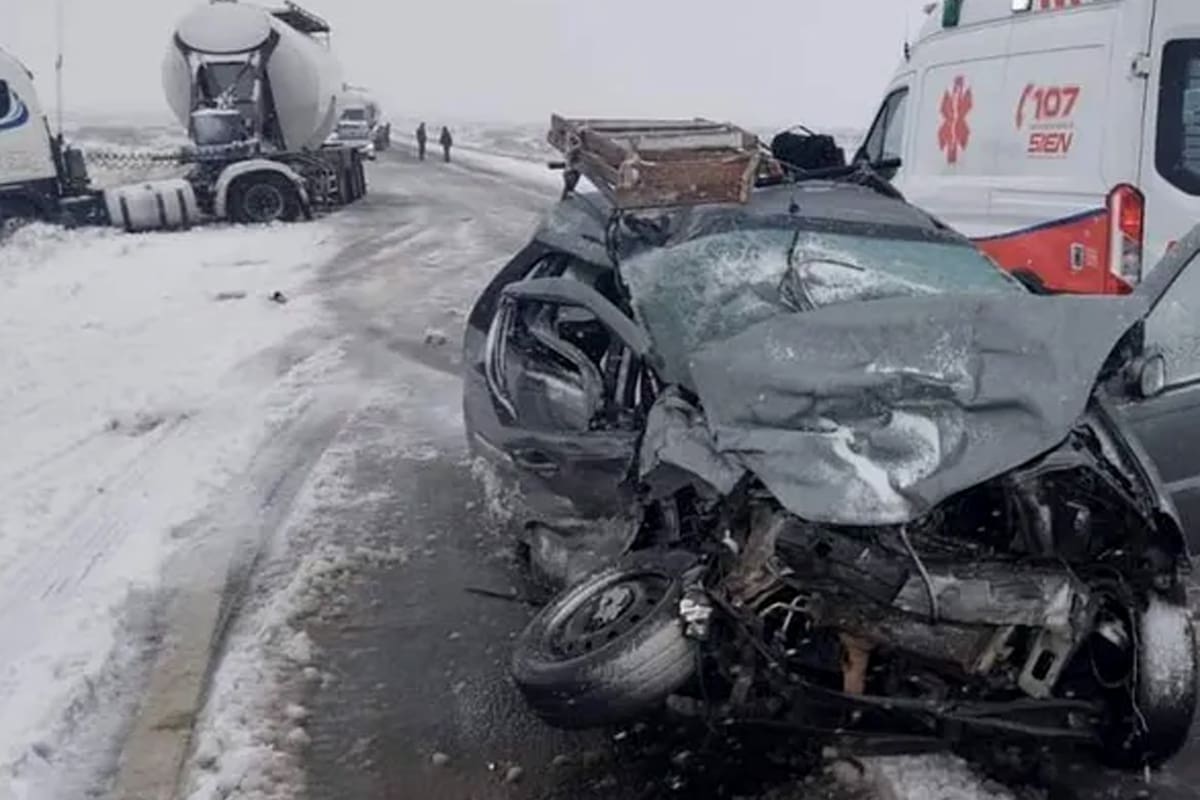 Choque frontal entre un auto y un camión en le ruta 22 entre Zapala y Cutral Co
