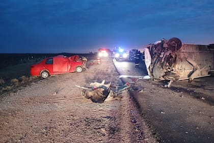 Choque frontal entre un minibús y un auto en la ruta 4