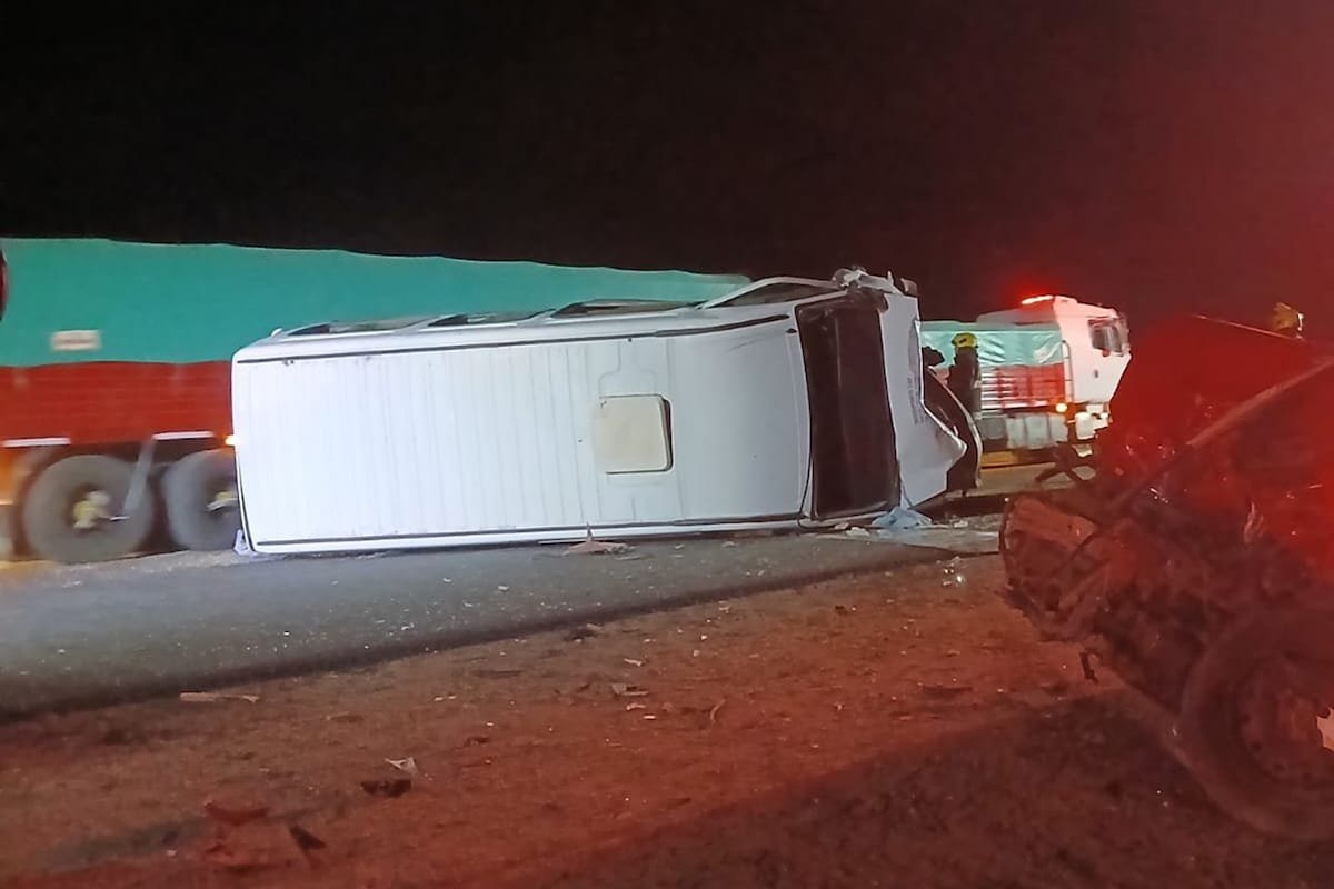 Choque frontal entre un minibús y un auto en la ruta 4