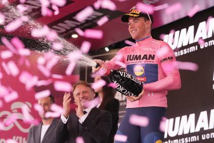 Choque masivo neutraliza 6ta etapa del Giro. Groves gana sprint y Pedersen sigue de rosa.