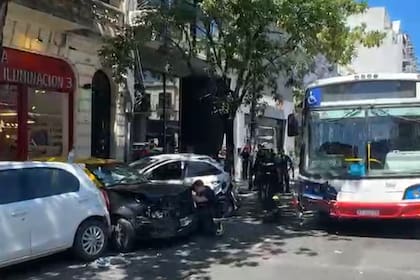 Choque múltiple entre un colectivo de la línea 168 y cuatro autos