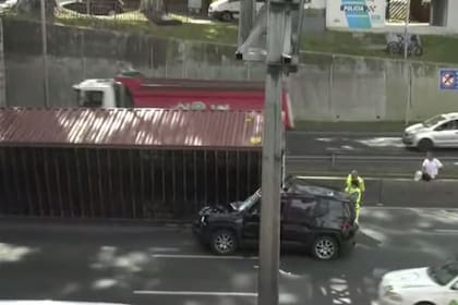 Choque y caída de container en General Paz y Migueletes