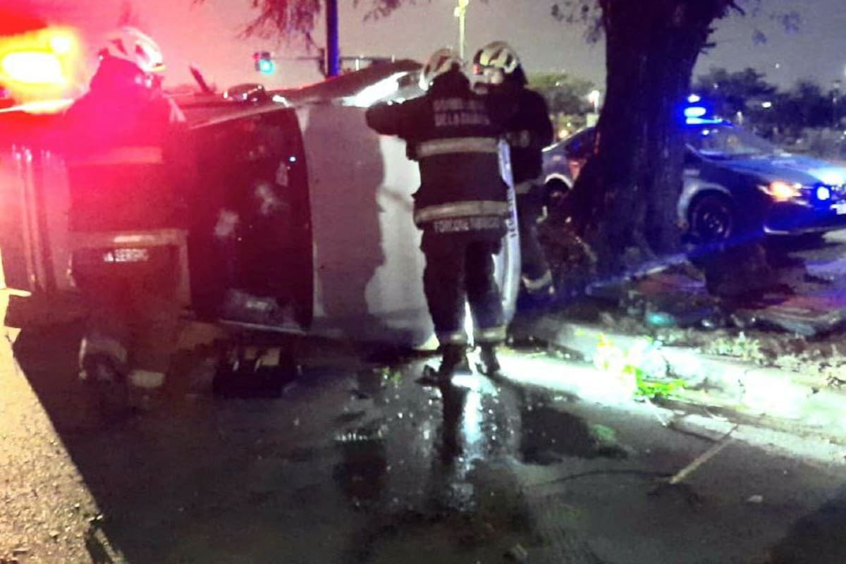 Choque y vuelco de una camioneta en la Costanera norte