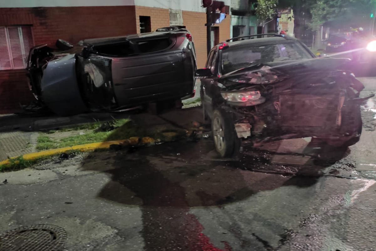 Choque y vuelco en Flores